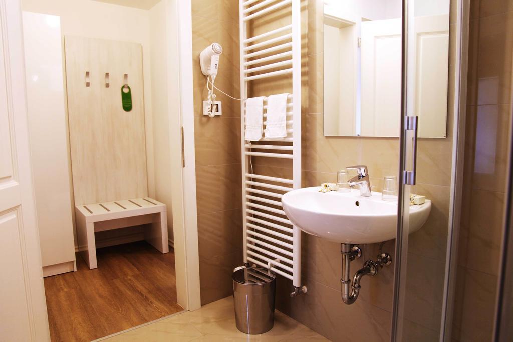 Boutique Hotel Dvor Dobrovo Quarto foto