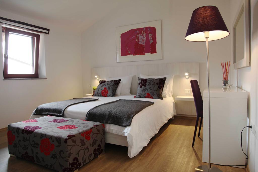 Boutique Hotel Dvor Dobrovo Quarto foto
