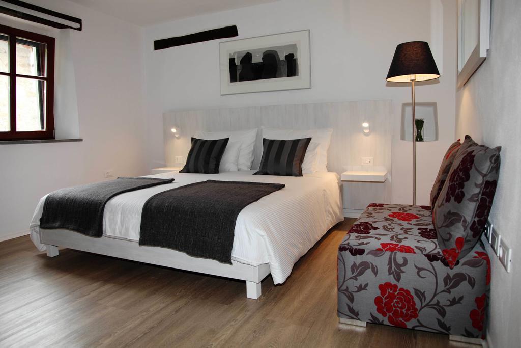 Boutique Hotel Dvor Dobrovo Quarto foto